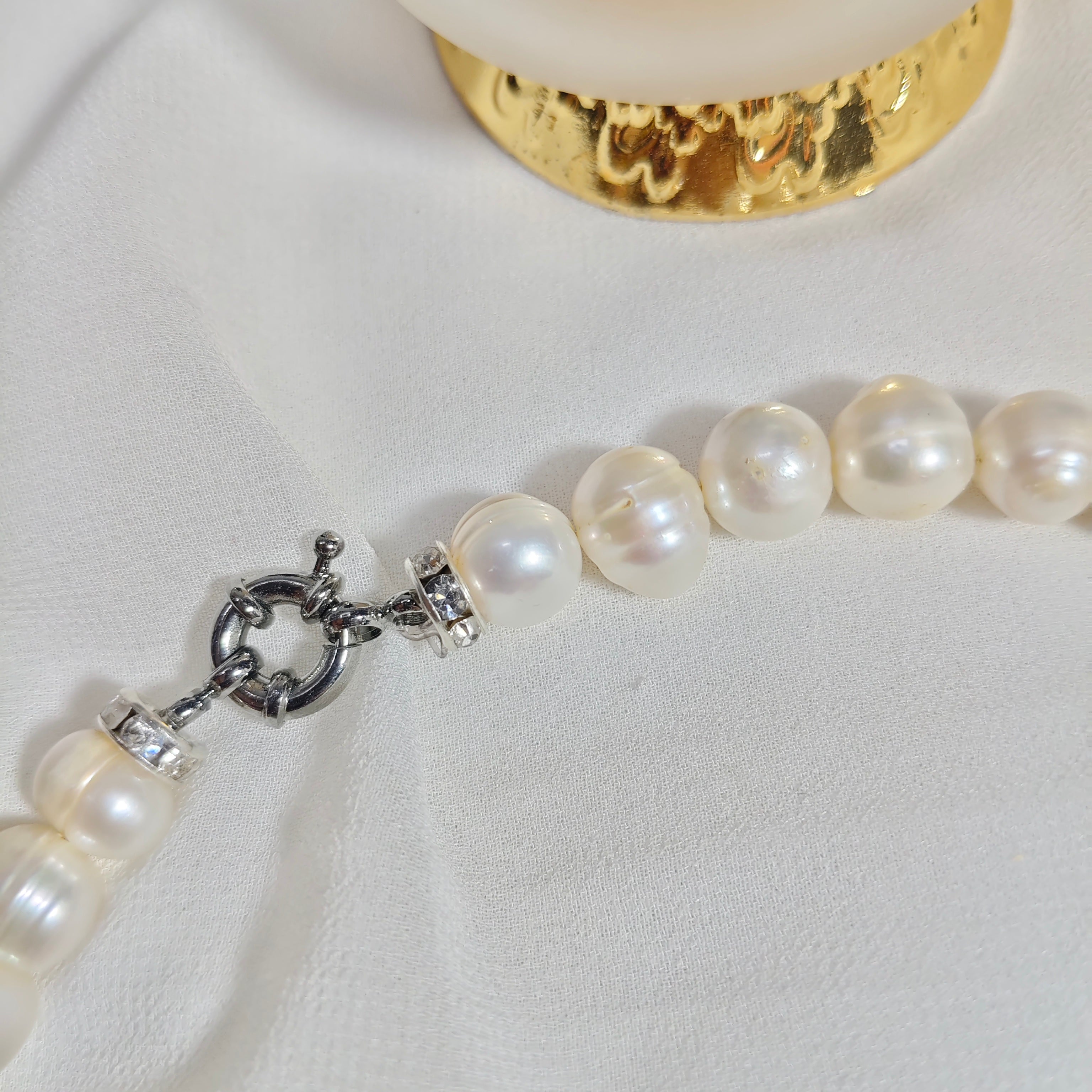 Collier djewher Perles d'Eau Douce Blanches — Connecteurs Cisélé & Fermoir Toggle