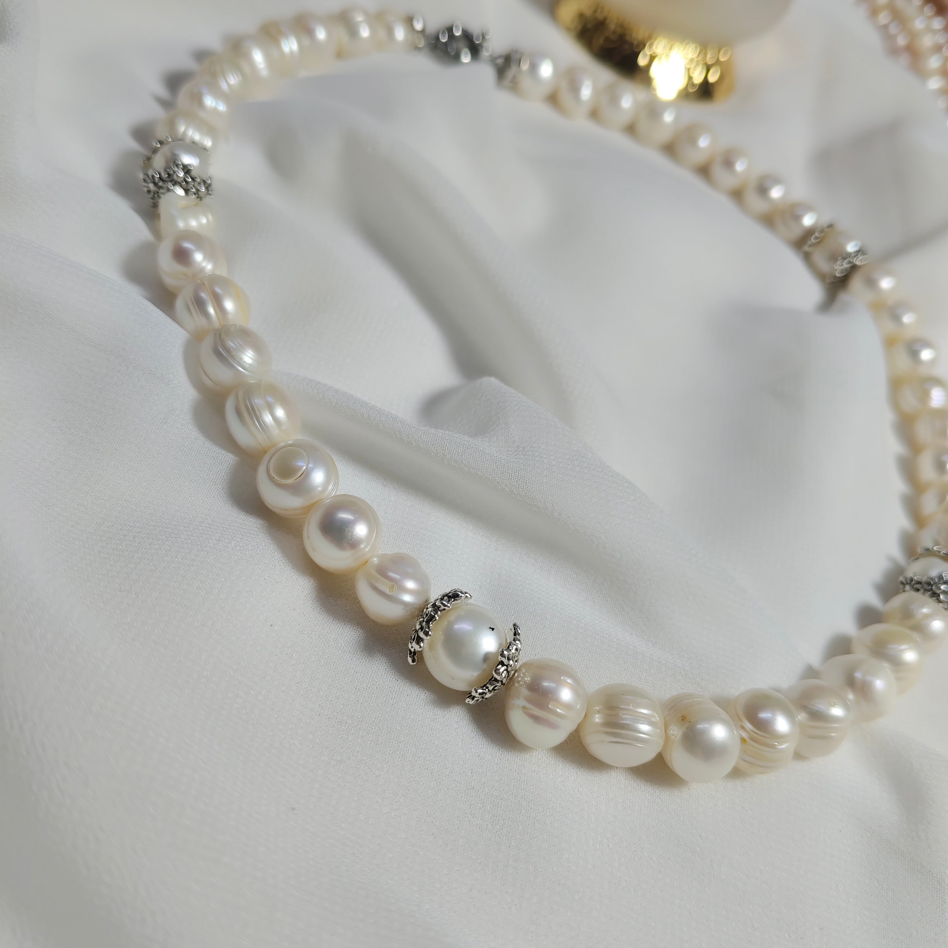 Collier djewher Perles d'Eau Douce Blanches — Connecteurs Cisélé & Fermoir Toggle