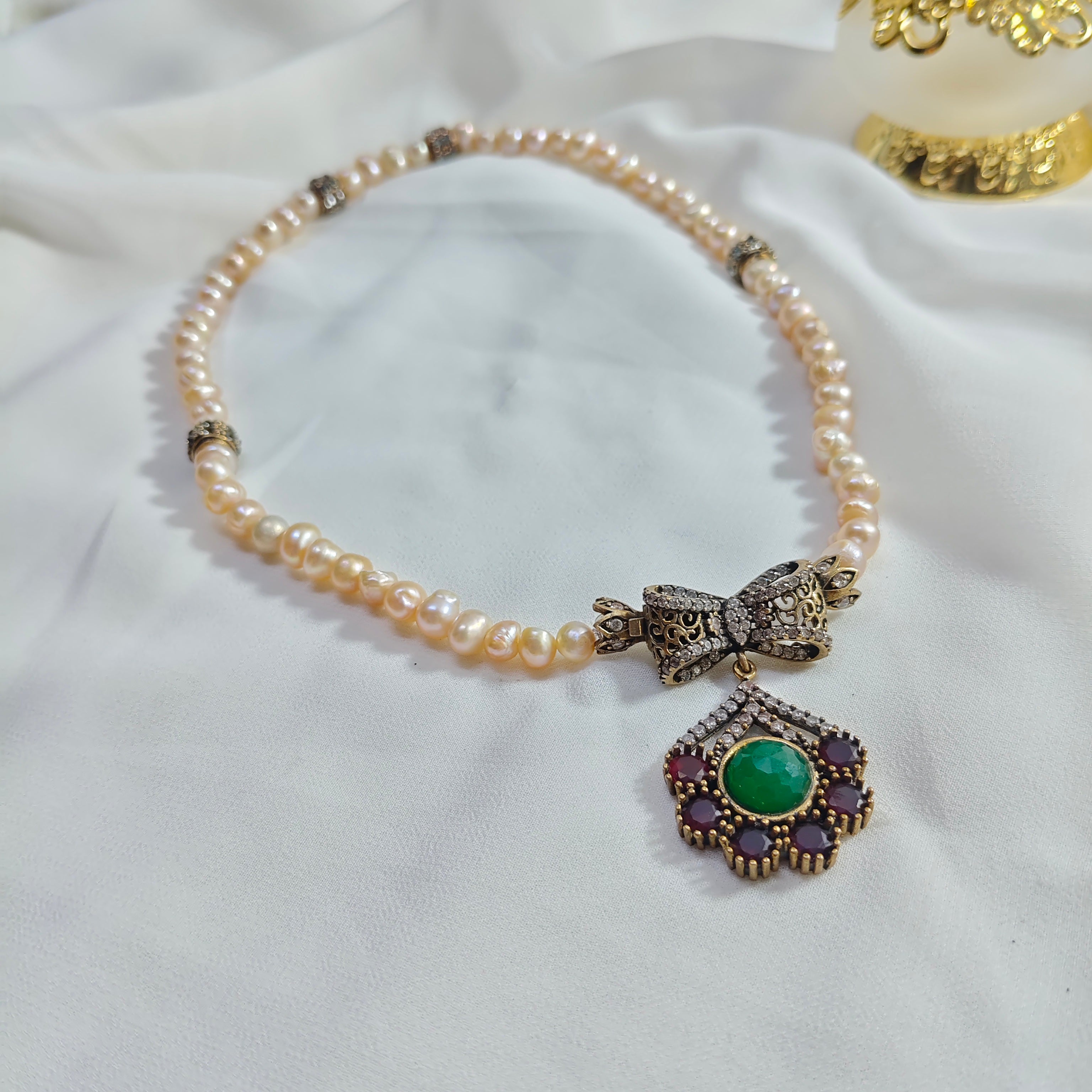 Collier djawher Perles d'Eau Douce — Charm Nœud & Pendentif Émeraude