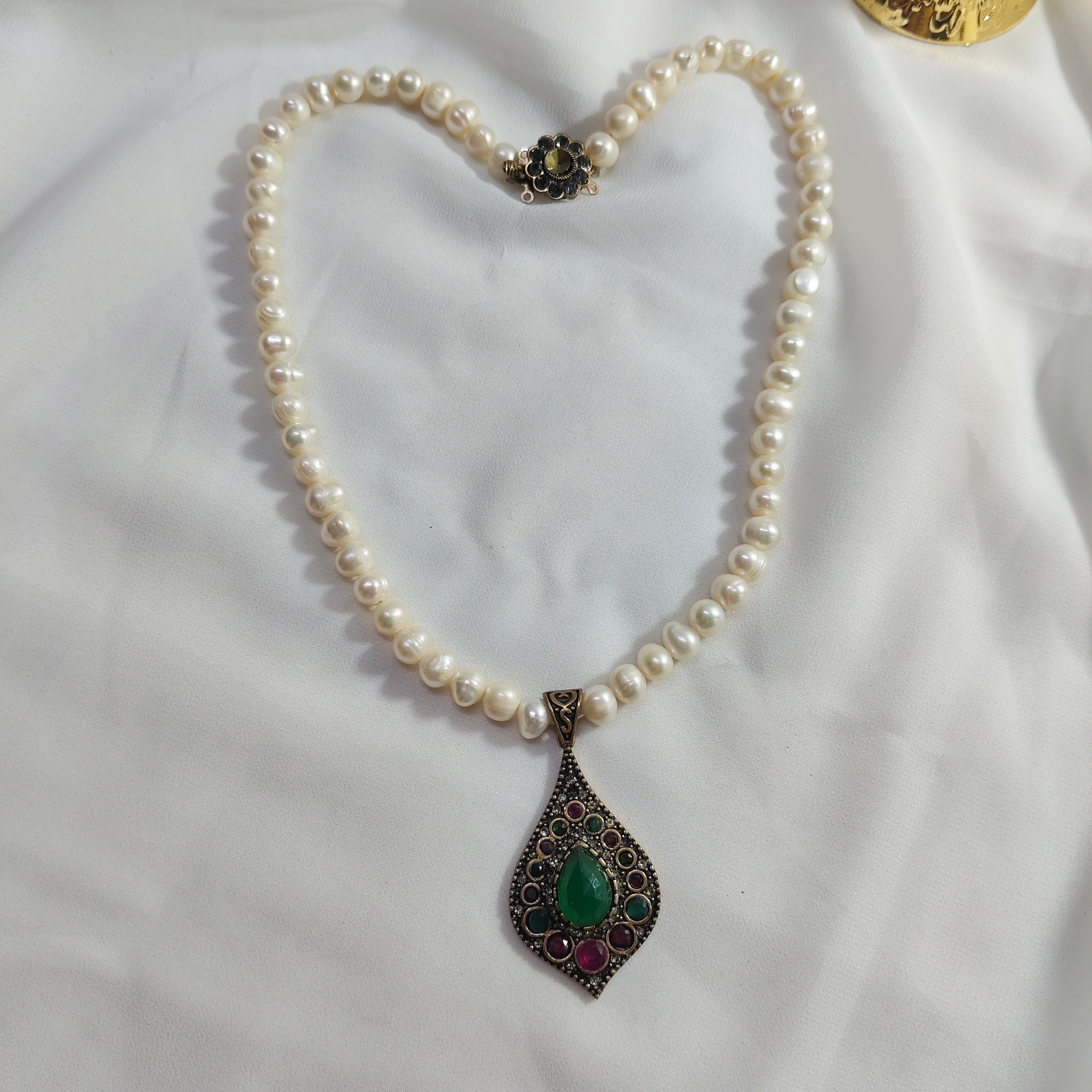 Collier Djawher Perles d'Eau Douce — Pendentif Émeraude & Rubis