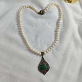 Collier Djawher Perles d'Eau Douce — Pendentif Émeraude & Rubis