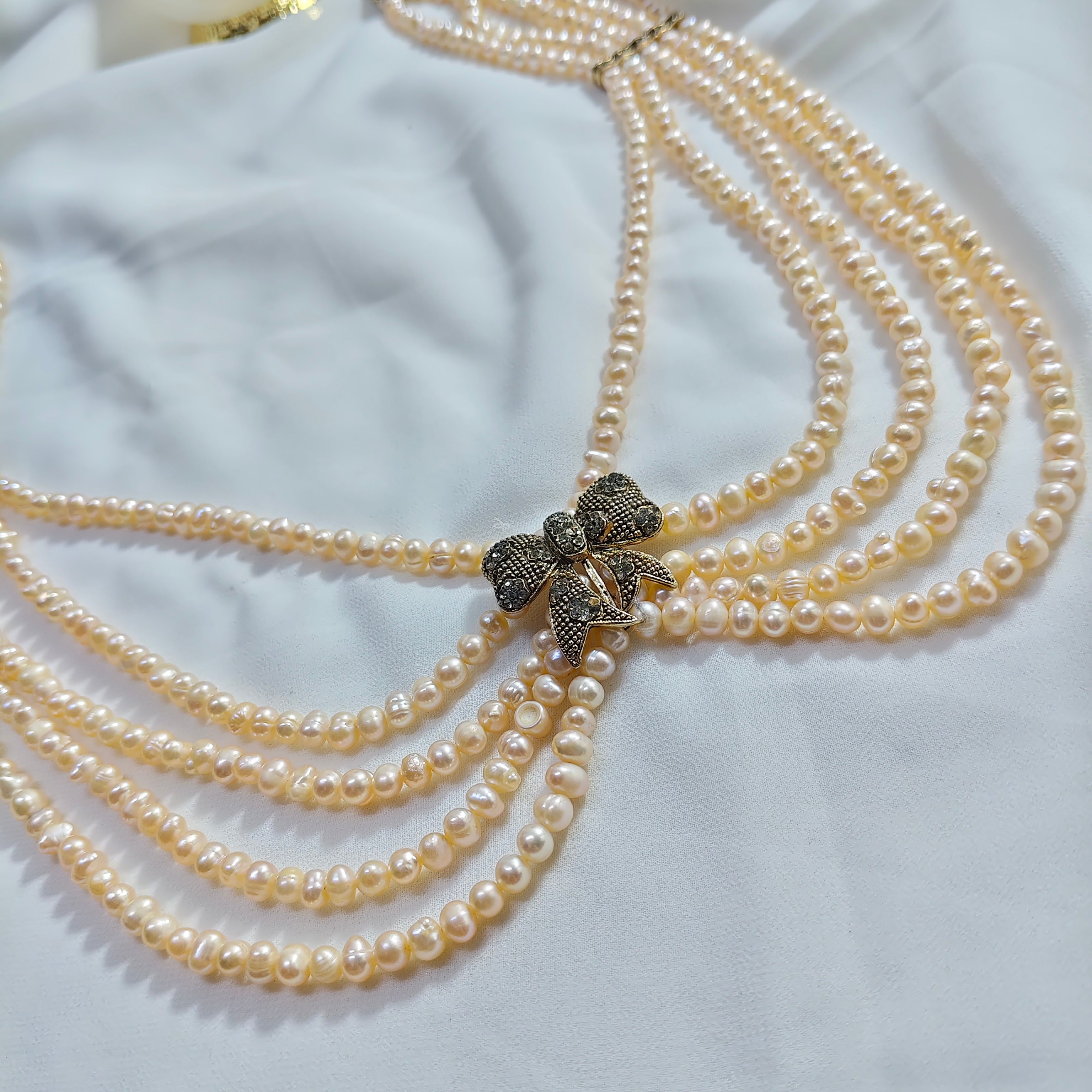 Collier Traditionnel Algérien Multi-Rangs — Perles d'Eau Douce & Nœud Marcassite