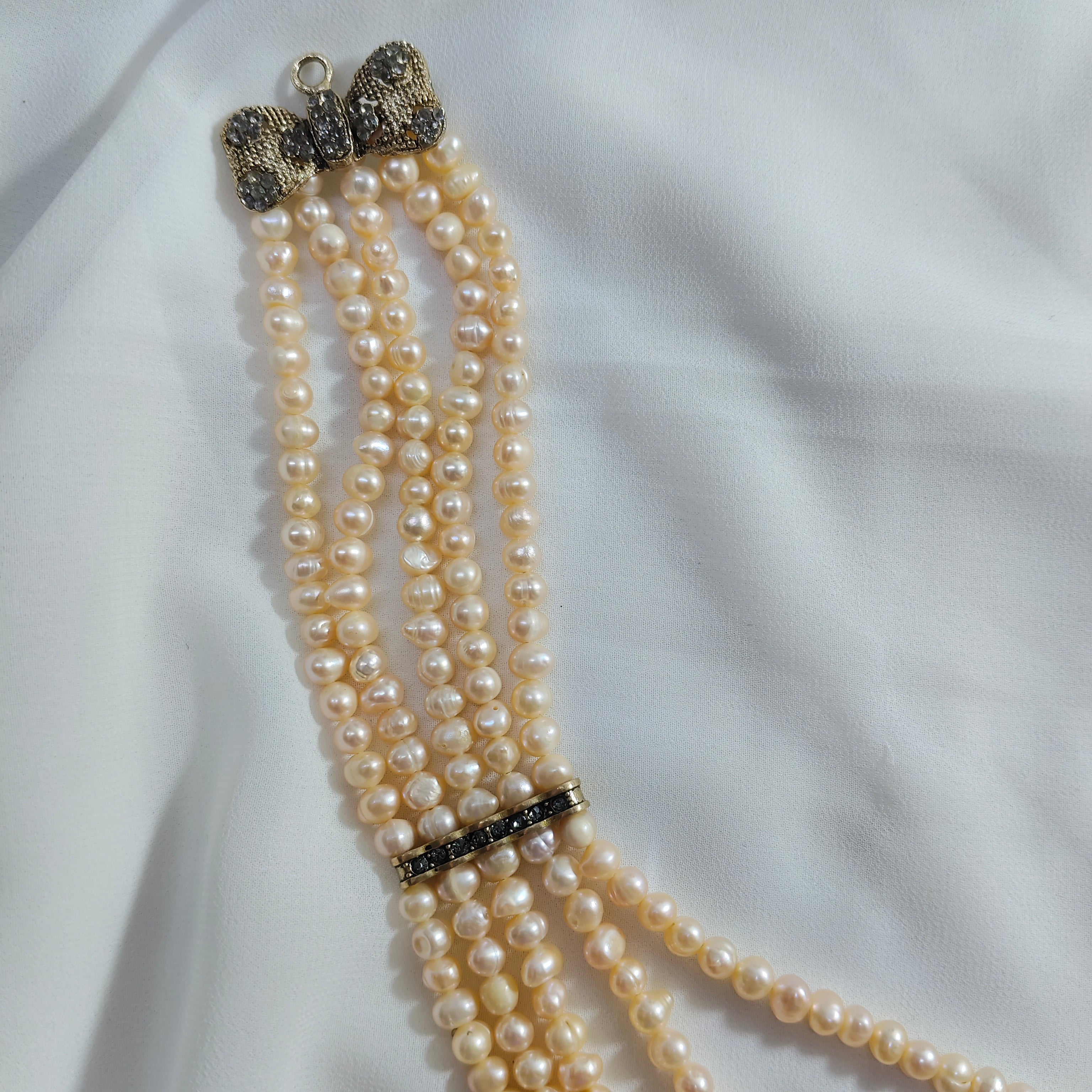 Collier Traditionnel Algérien Multi-Rangs — Perles d'Eau Douce & Nœud Marcassite