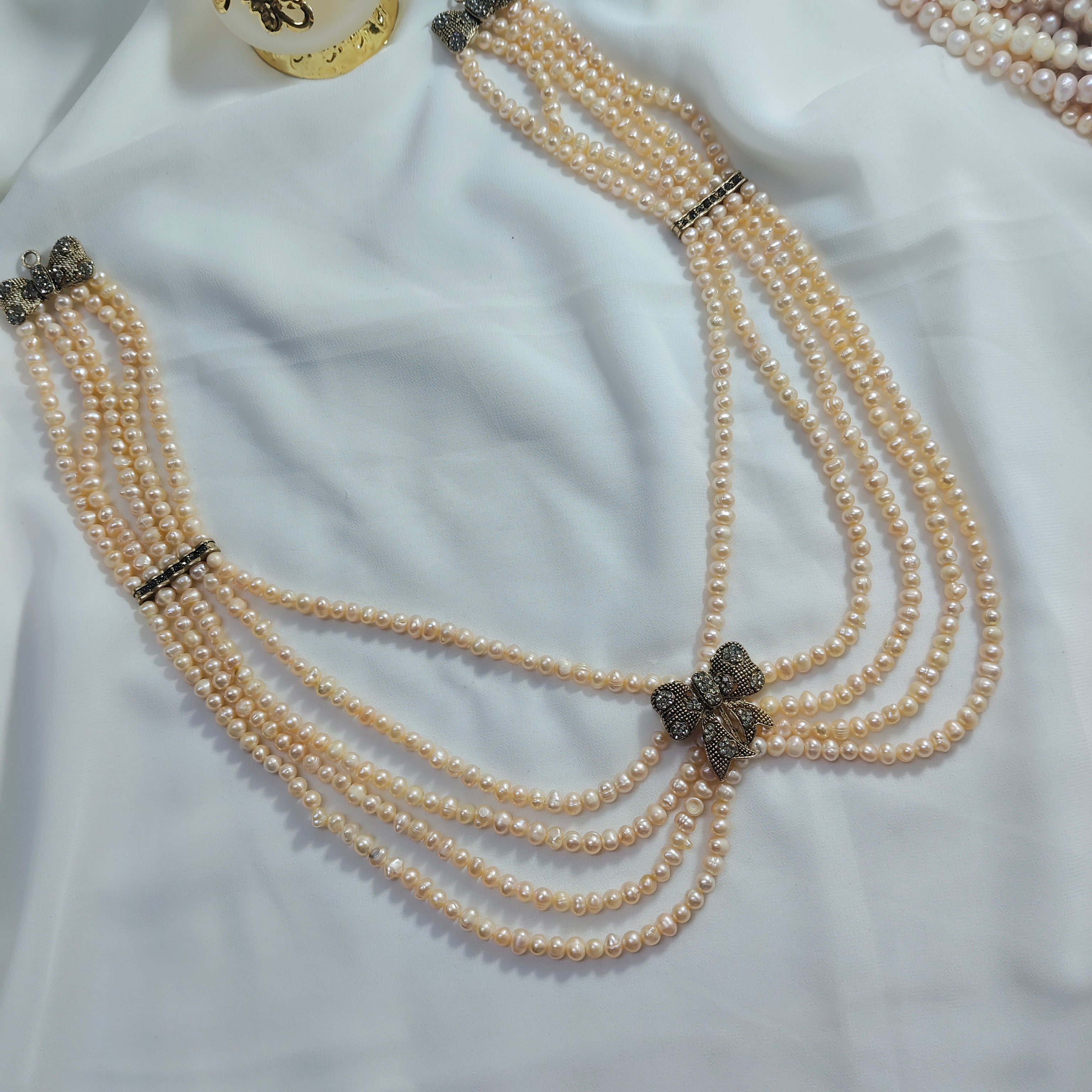 Collier Traditionnel Algérien Multi-Rangs — Perles d'Eau Douce & Nœud Marcassite