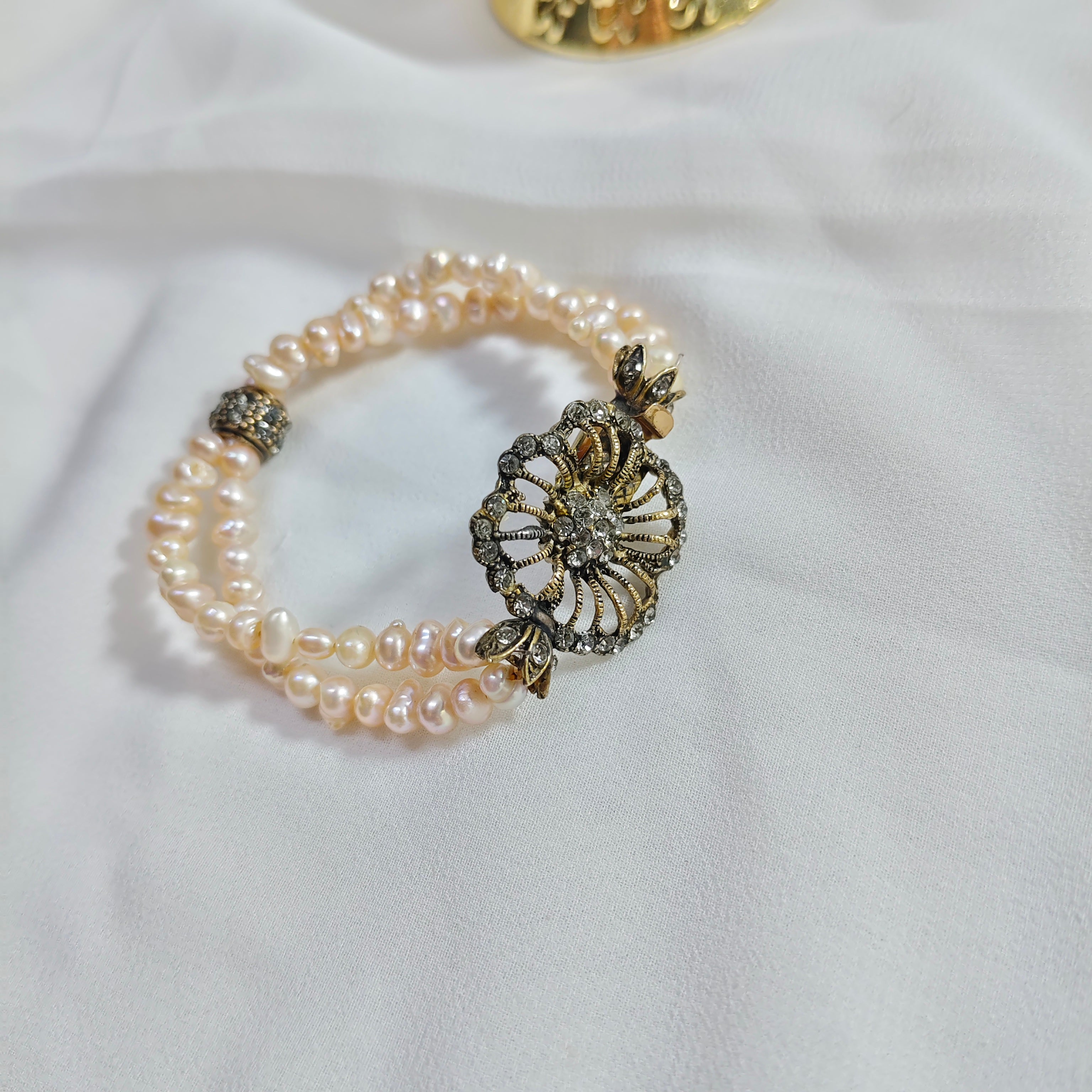 Bracelet djowher Perles Baroques & Médaillon Floral Doré
