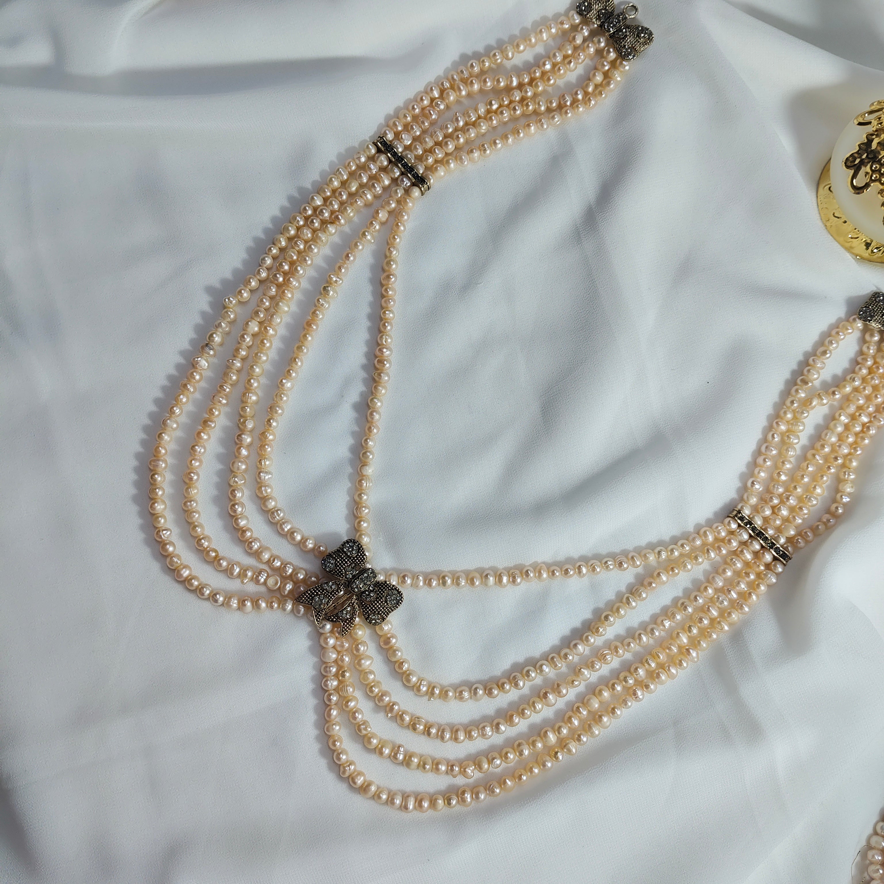 Collier Traditionnel Algérien Multi-Rangs — Perles d'Eau Douce & Nœud Marcassite