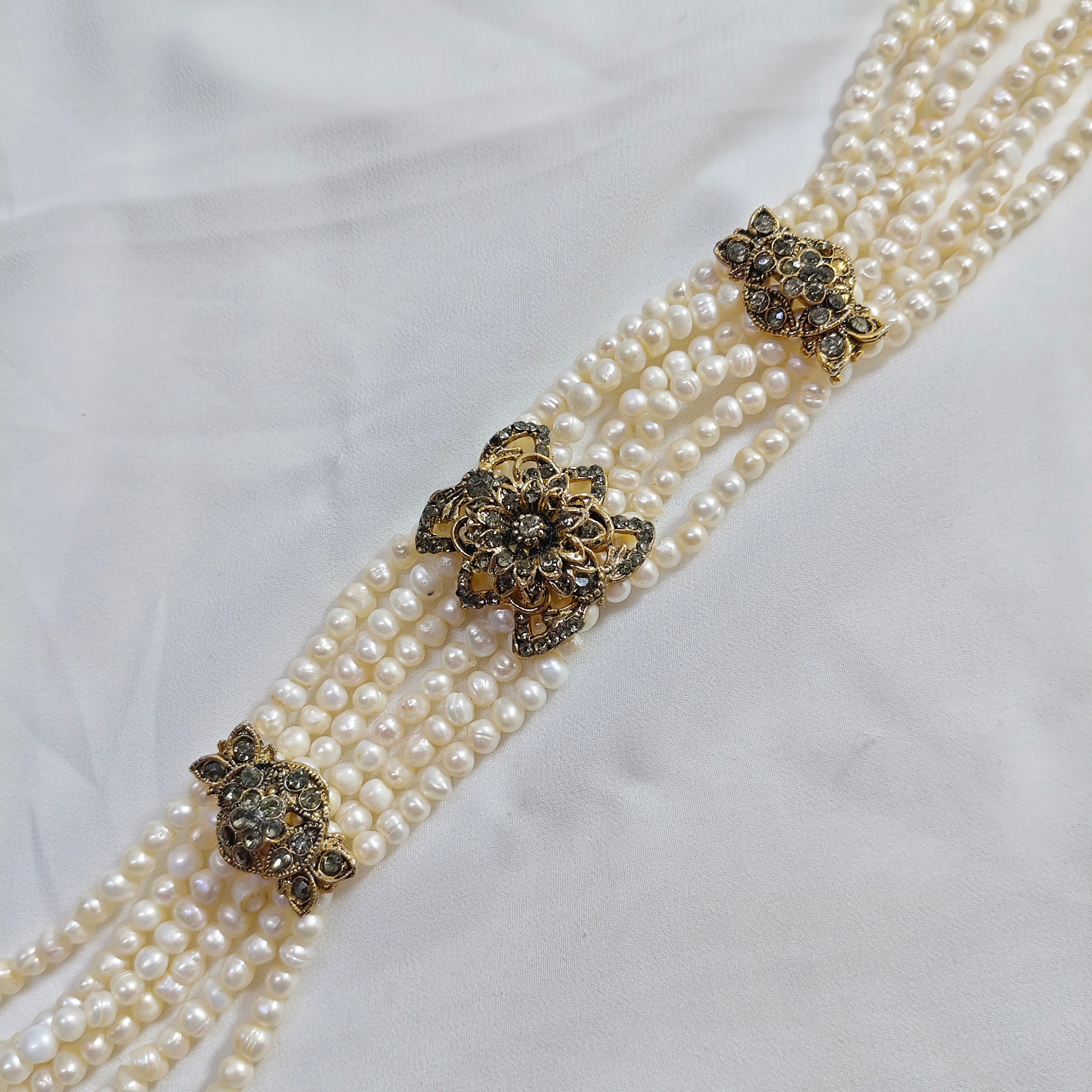Collier Joher — Multi-Rangs Perles Baroques & Médaillons Dorés Ras du Cou