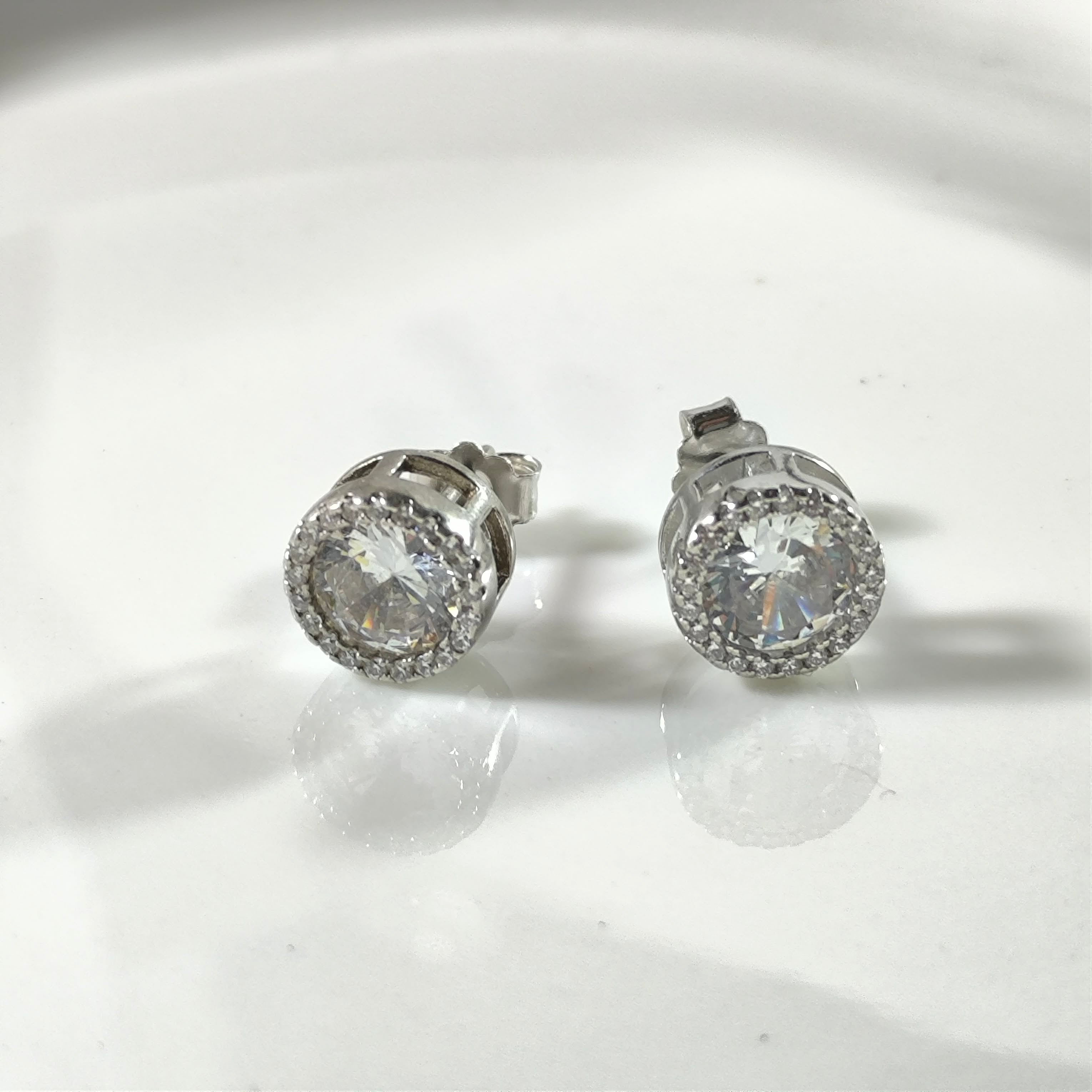 Prestige Solitaire Silver Earrings – Luxury Sparkle Zircon