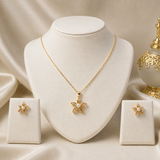 Parure fleur dorée et perle nacrée – collier pendentif et boucles d'oreilles clous sur présentoir bijoux