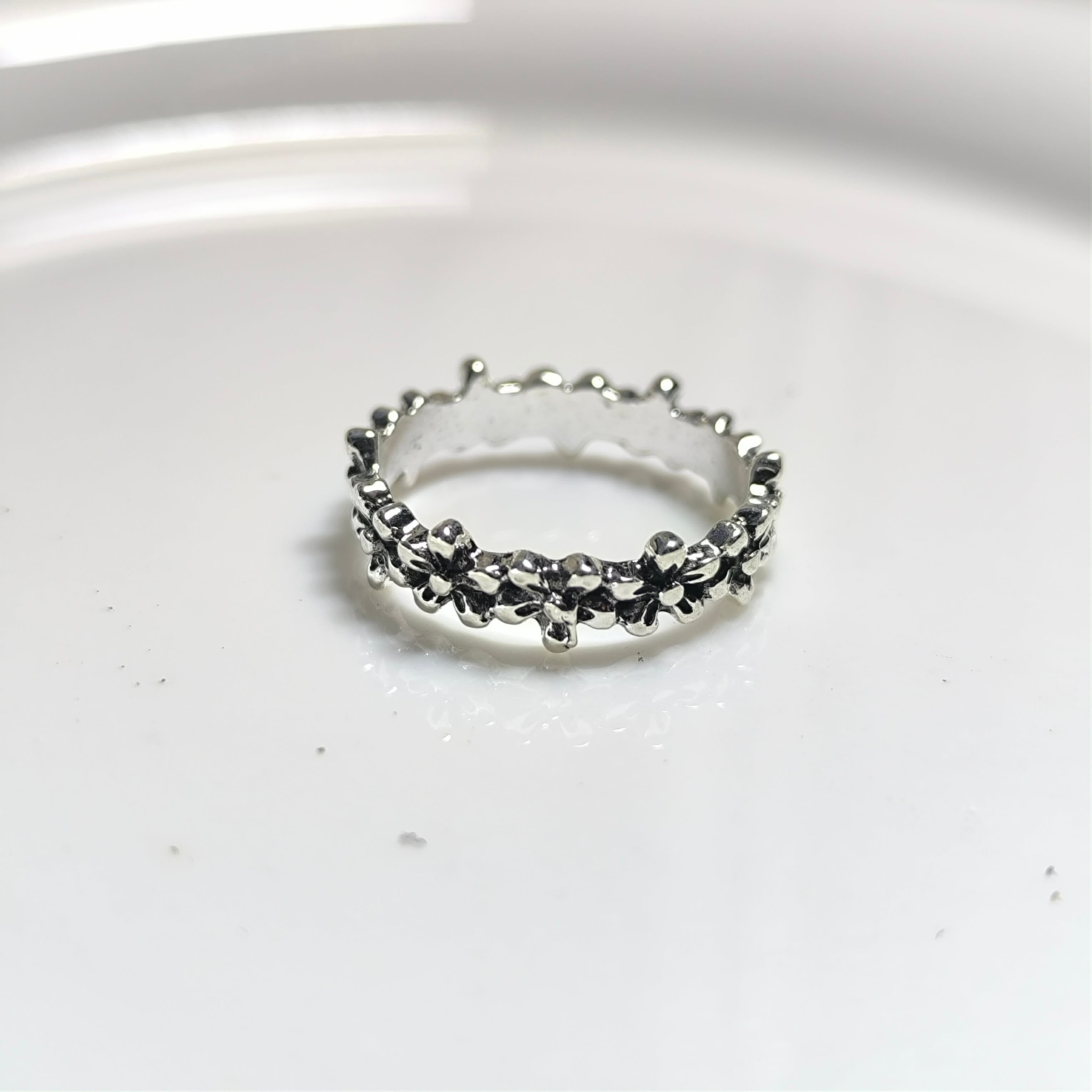 Vintage Stainless Steel Flower Ring – Chic Floral Elegance