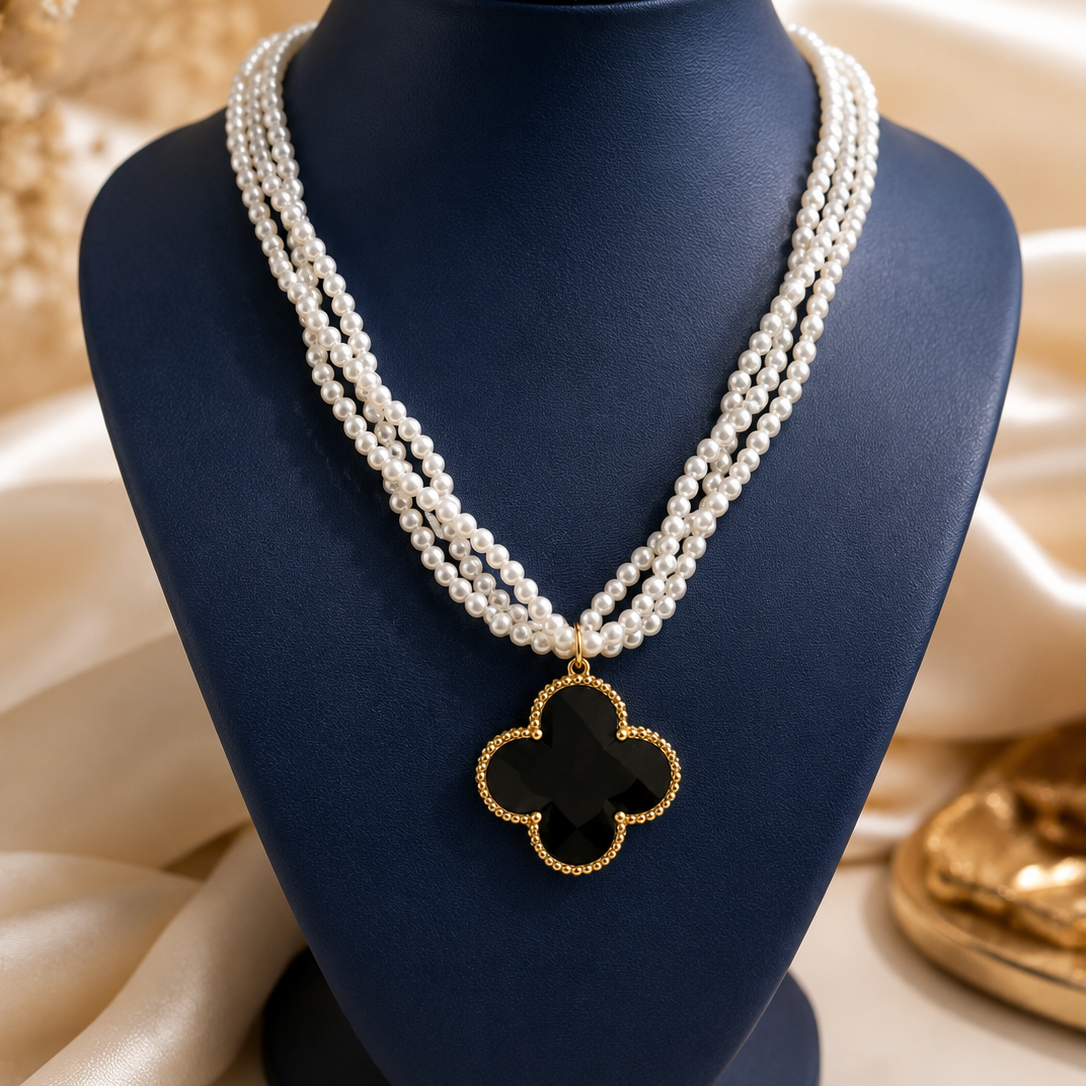 Collier Triple Rang de Perles & Pendentif Trèfle Nacre Noire