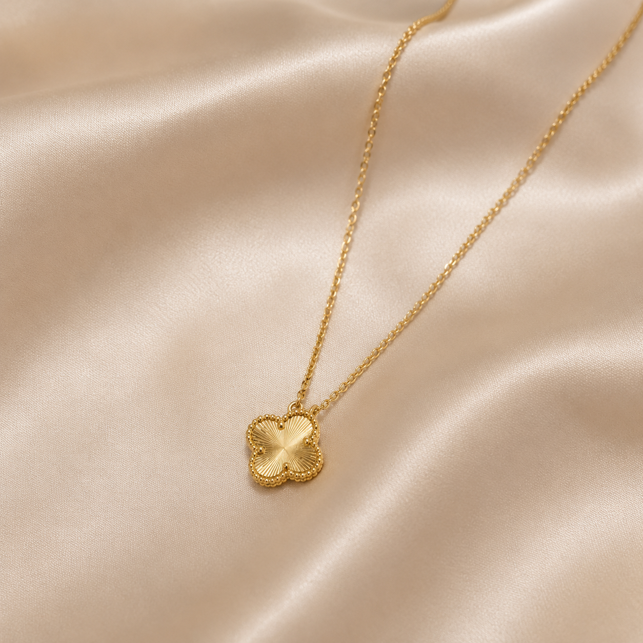 Collier Trèfle Doré — Pendentif Quatre Feuilles & Chaîne Fine
