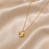 Collier Trèfle Doré — Pendentif Quatre Feuilles & Chaîne Fine
