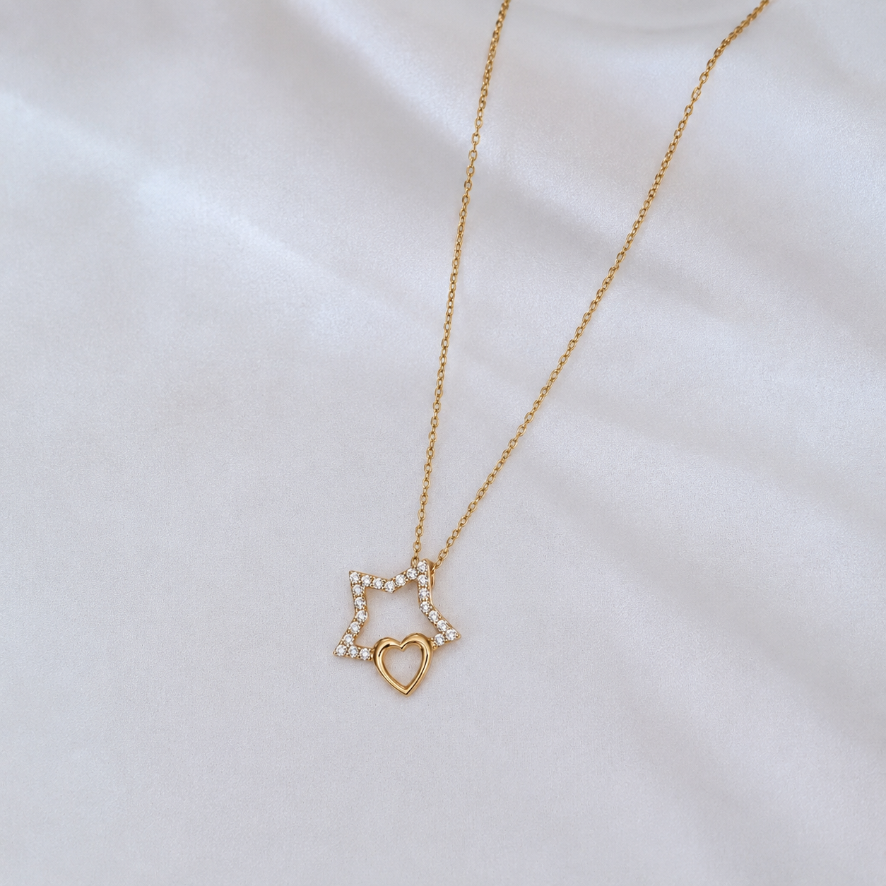 Collier Étoile & Cœur — Pendentif Zircons & Chaîne Fine Dorée