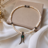 Collier Djoher – Perles Naturelles & Pendentif Bronze Émeraude