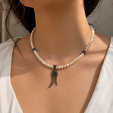 Collier Djoher – Perles Naturelles & Pendentif Bronze Émeraude