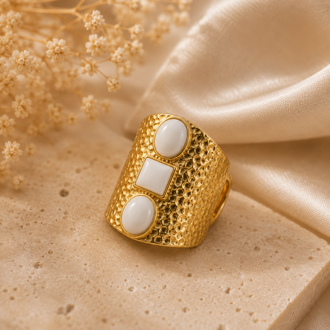 BAGUE LARGE DORÉE – Nacre & Acier Inoxydable | Ajustable