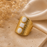 BAGUE LARGE DORÉE – Nacre & Acier Inoxydable | Ajustable
