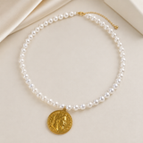 Collier Perles Nacrées & Médaillon Pièce Dorée