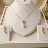 Parure Zircons & Perle Goutte Dorée – Collier Pendentif & Boucles d'Oreilles