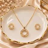 Parure Anneau Zircons Doré – Collier Pendentif Cercle & Boucles d'Oreilles Clous