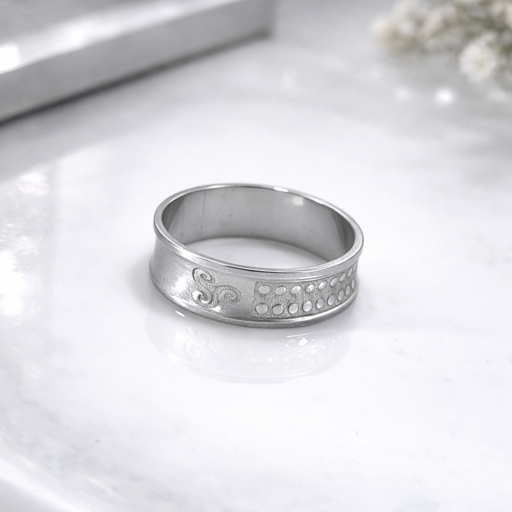 Men's Silver Engraved Ring – Modern Style & Discreet Elegance