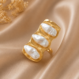 BAGUE TRIPLE PERLES BAROQUES – Monture Dorée & Acier Inoxydable | Ajustable