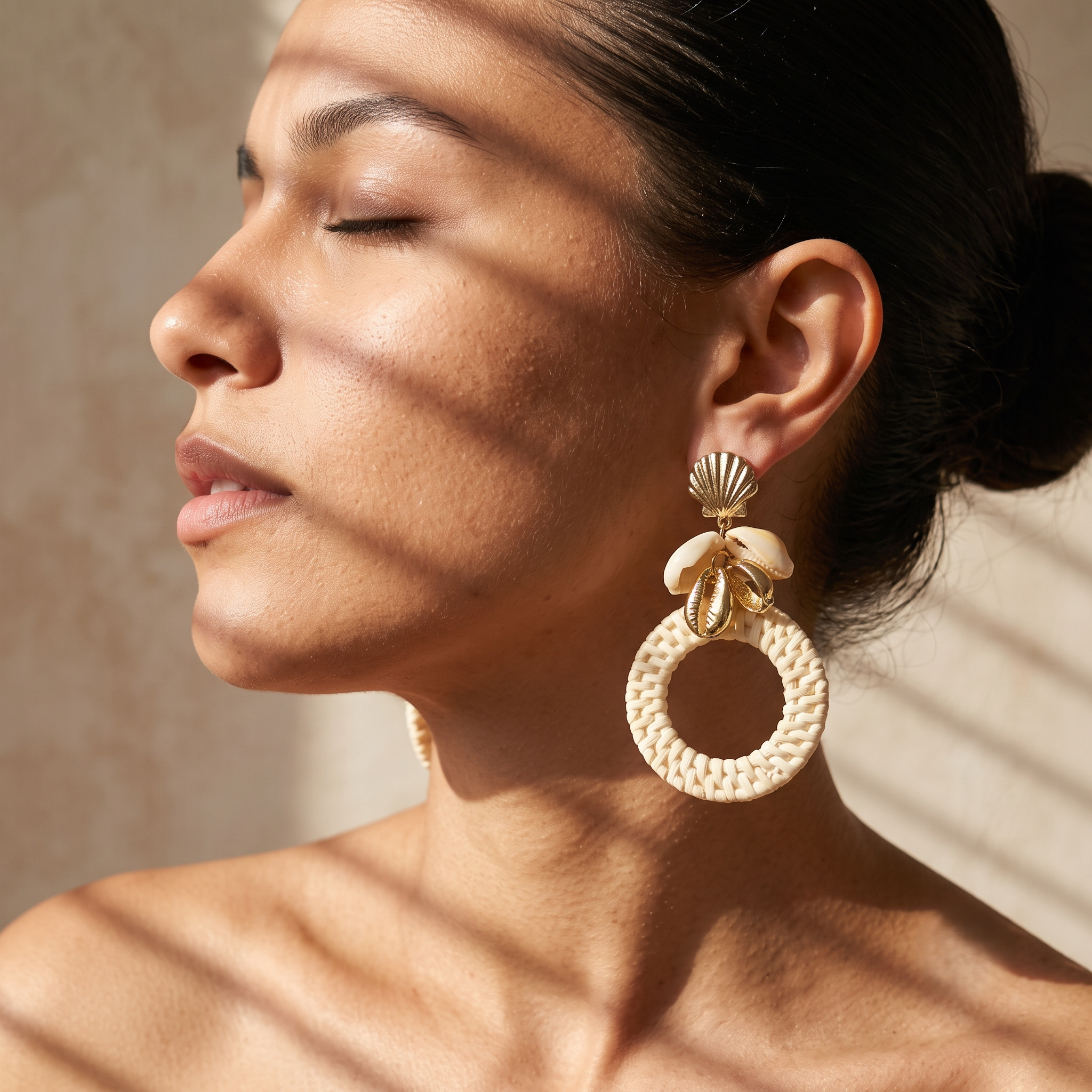 Boucles d’oreilles à anneau écru tressé et motifs coquillage