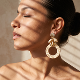 Boucles d’oreilles à anneau écru tressé et motifs coquillage
