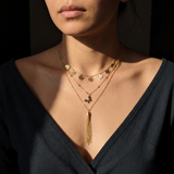 Collier doré trois rangs à médaillons, papillon et pompon