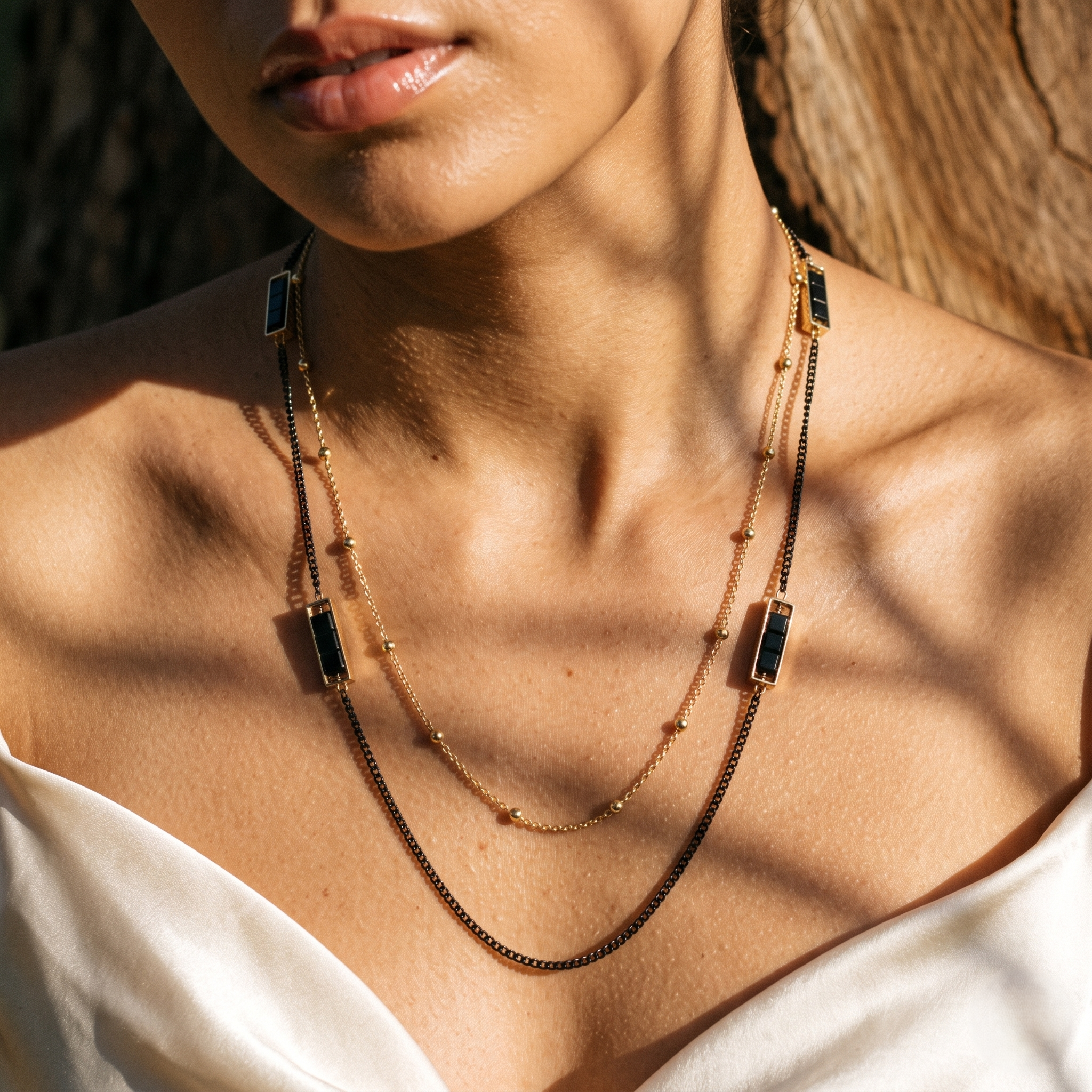 Collier Double Rang Noir et Doré à Motifs Rectangulaires