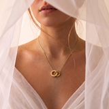 Collier Xuping en plaqué or à deux anneaux entrelacés