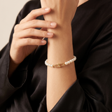 Bracelet à perles blanches et maillon doré