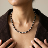 Collier à perles contrastées et motif floral