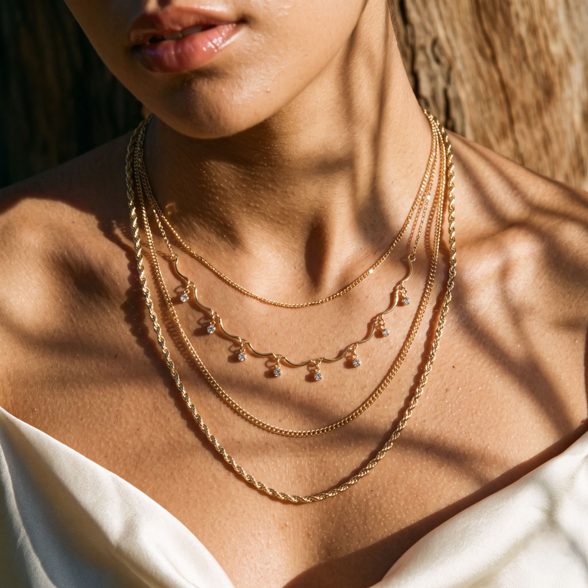 Collier quatre rangs à motif ondulé et détails brillants