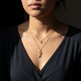 Collier doré à deux rangs et pendentif feuille