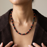 Collier à perles contrastées et motif floral