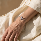 Bracelet Argenté Ajustable avec Motif V Scintillant