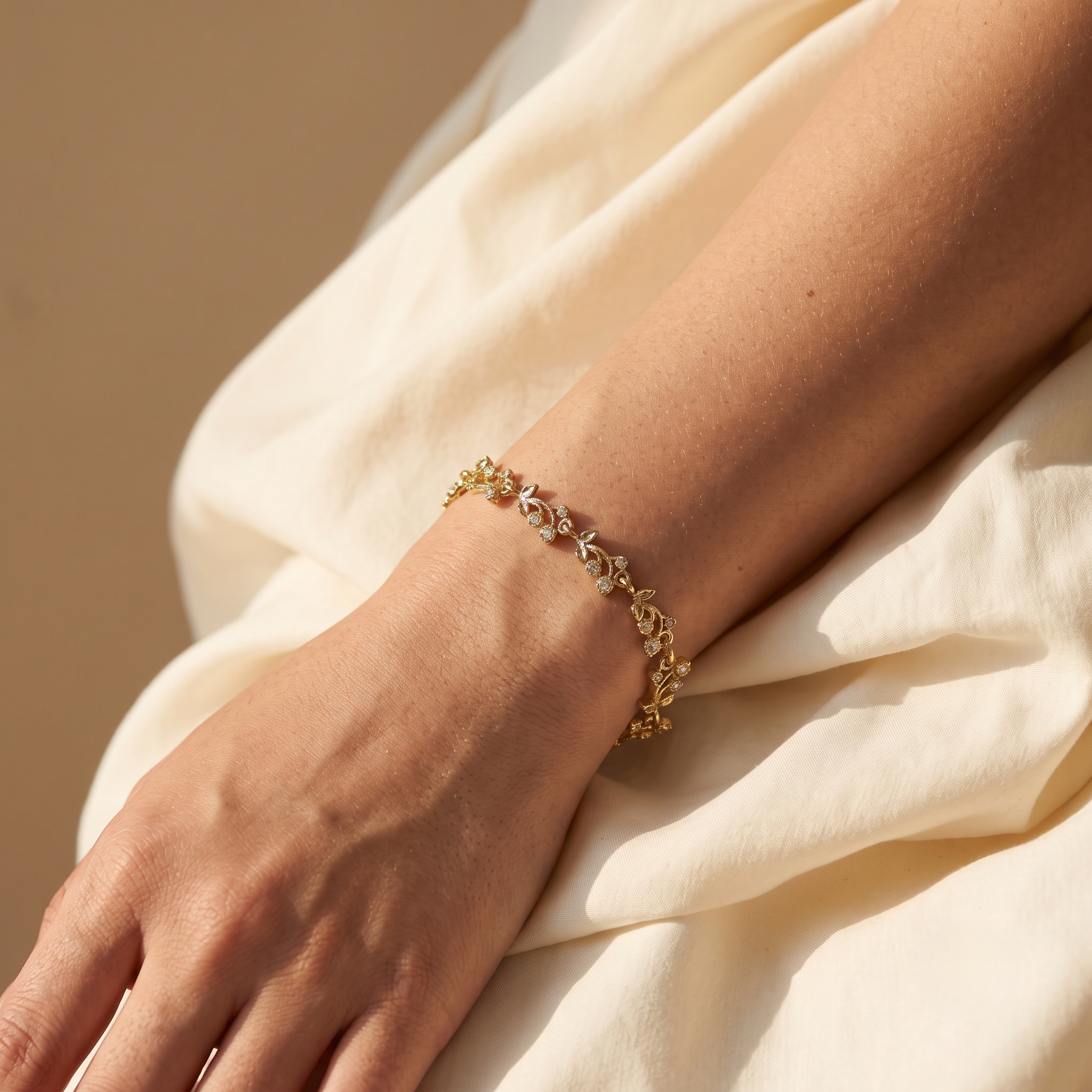 Bracelet en bronze à feuillage ajouré et détails brillants