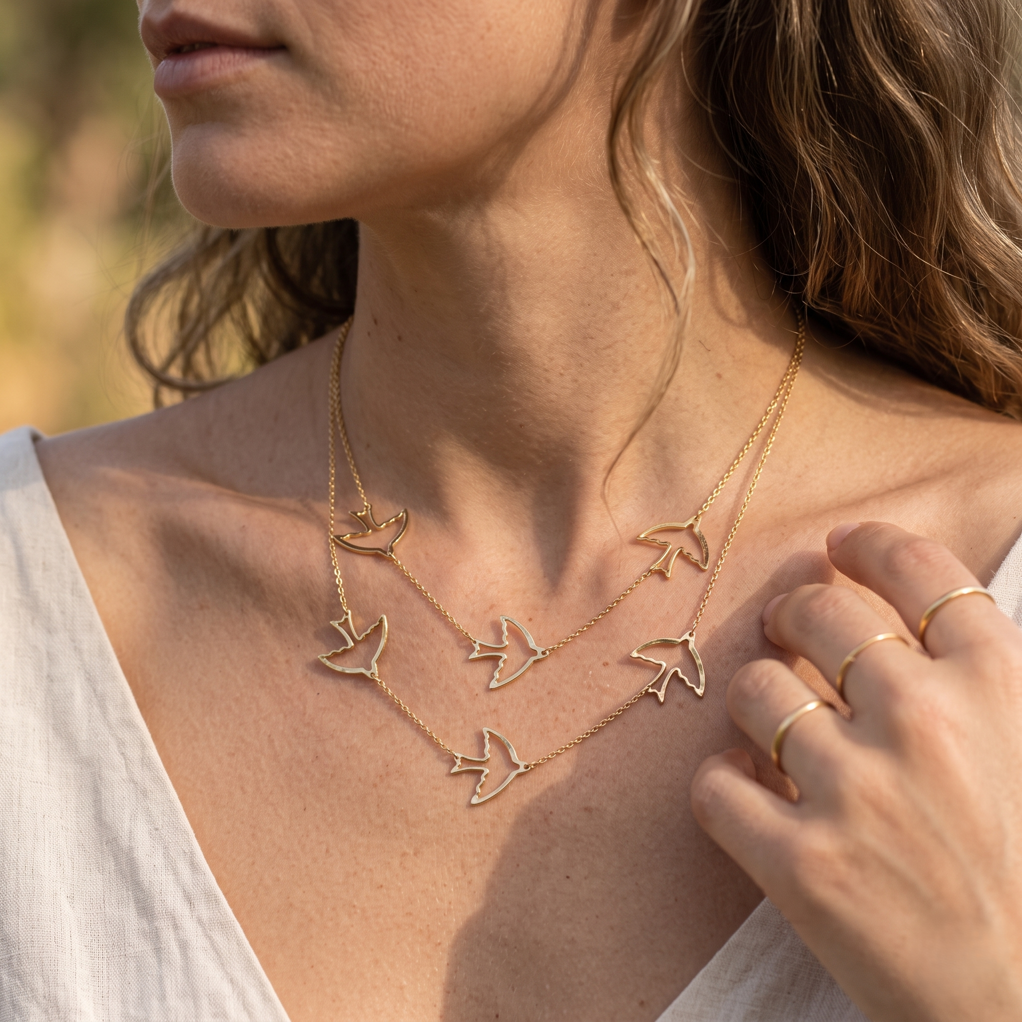 Collier deux rangs à oiseaux ajourés de couleur dorée