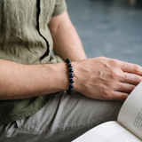 Bracelet à perles noires et détails argentés