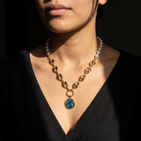 Collier à perles claires et pendentif globe bleu