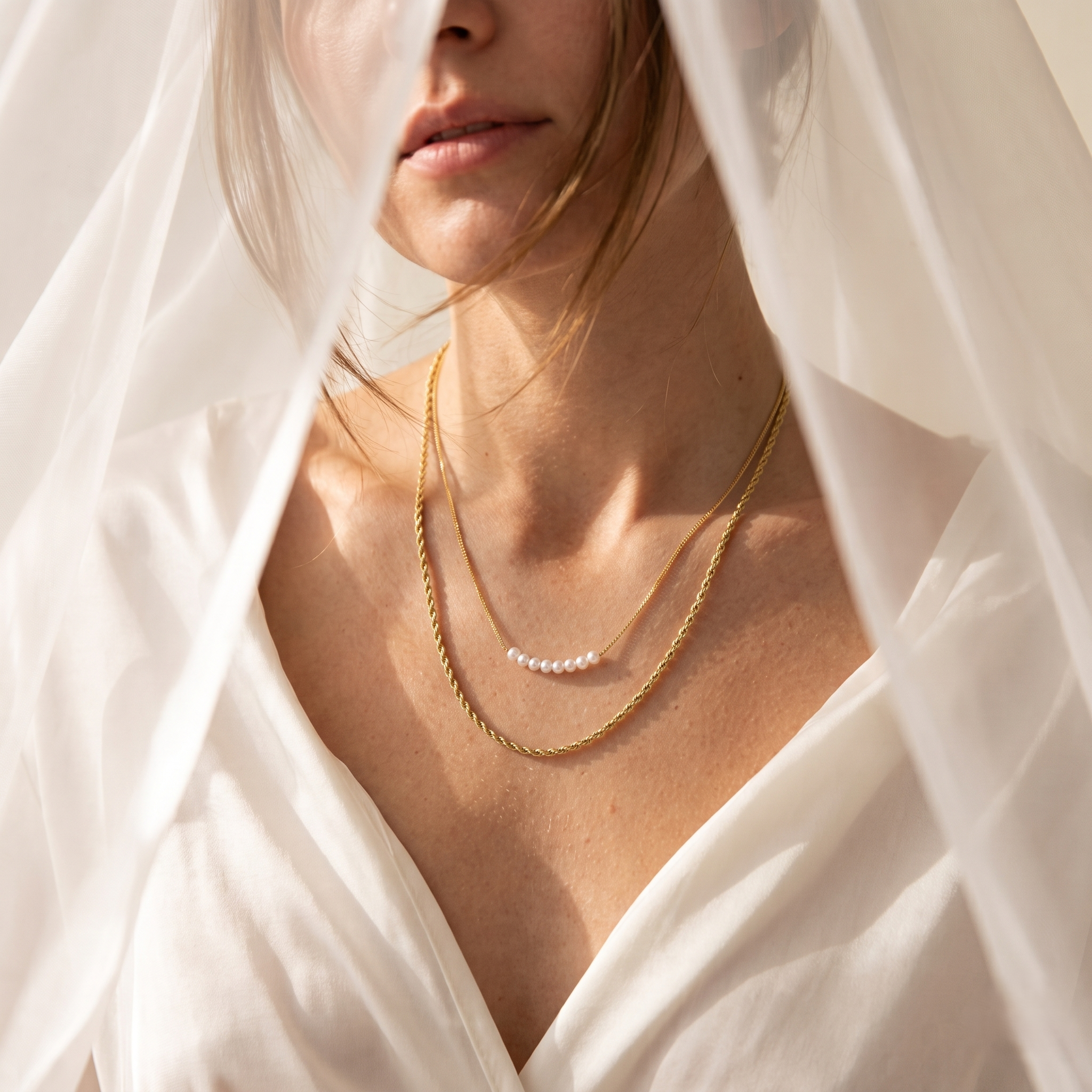 Collier Double Rang en Acier Inoxydable Doré et Perles Blanches