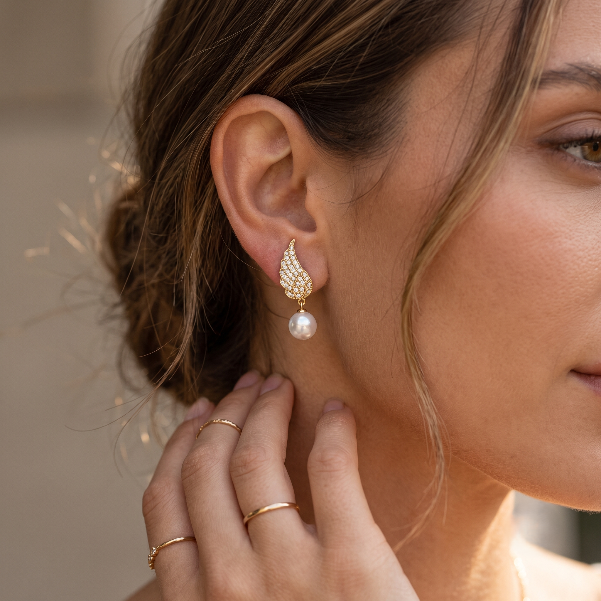 Boucles d’oreilles feuille scintillante et perle blanche