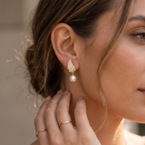 Boucles d’oreilles feuille scintillante et perle blanche