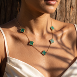 Collier en acier à cinq motifs verts à quatre lobes