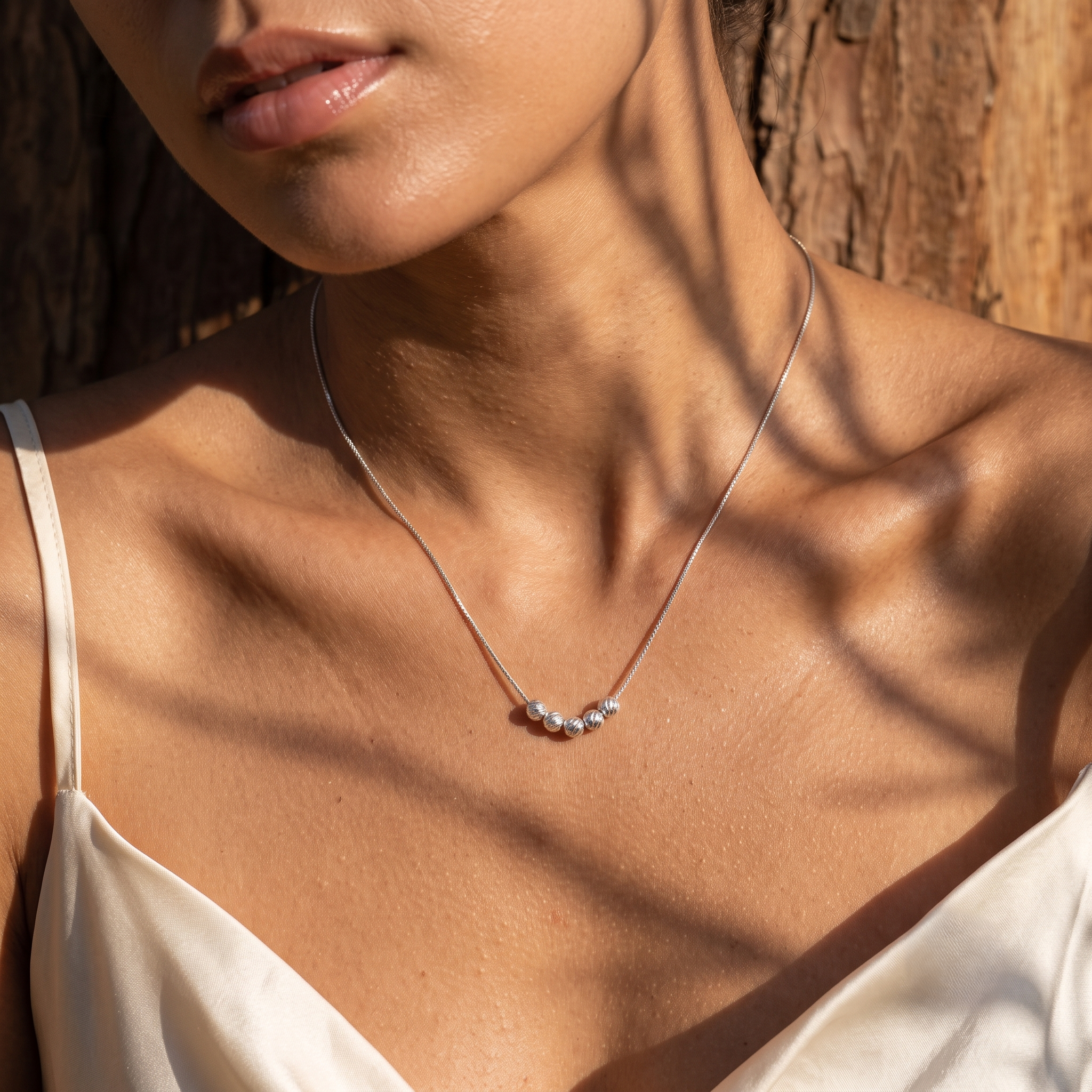 Collier de couleur argentée à perles striées
