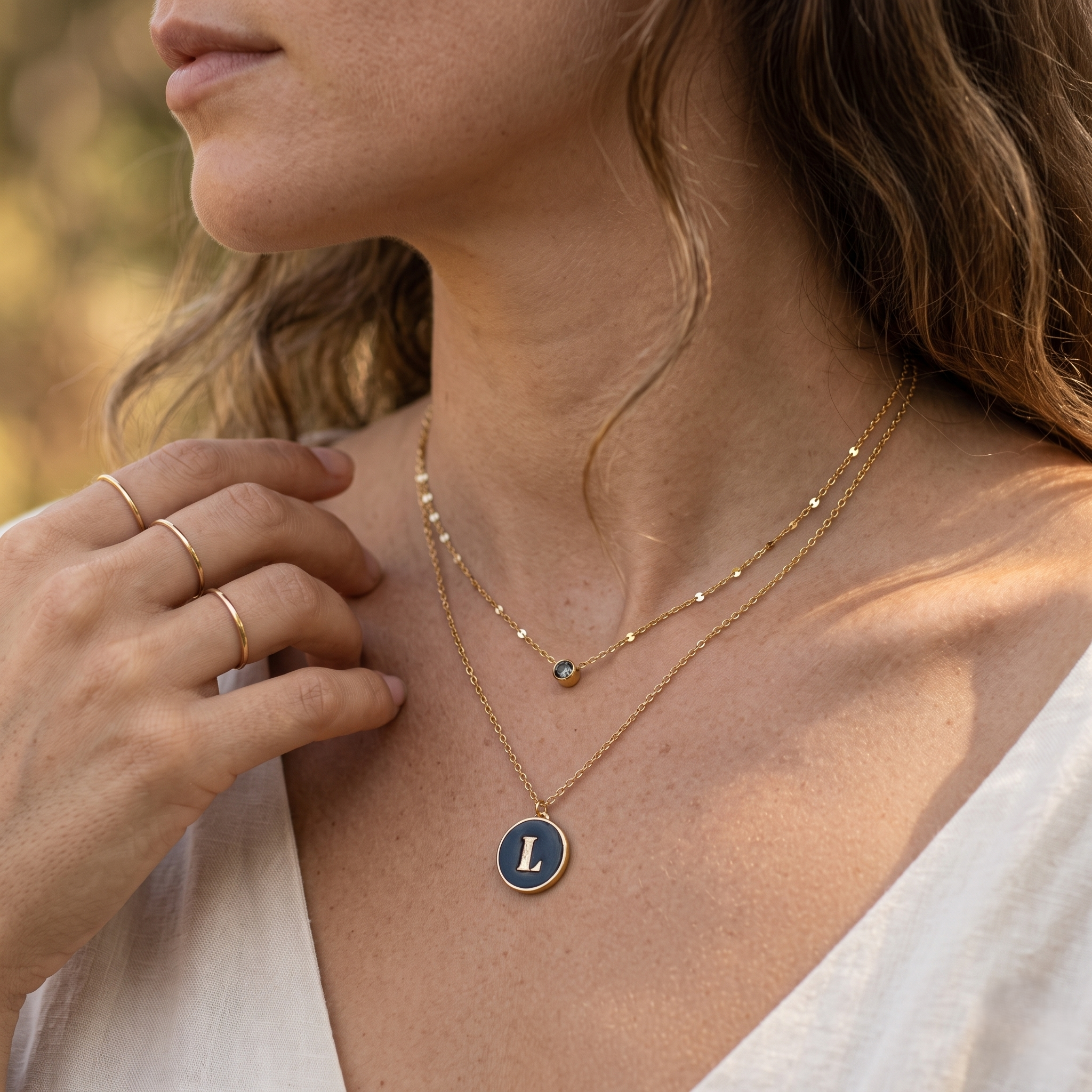 Collier deux rangs à médaille lettre L et rond brillant