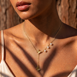 Collier Mariposa – Papillons et perles blanches en Y