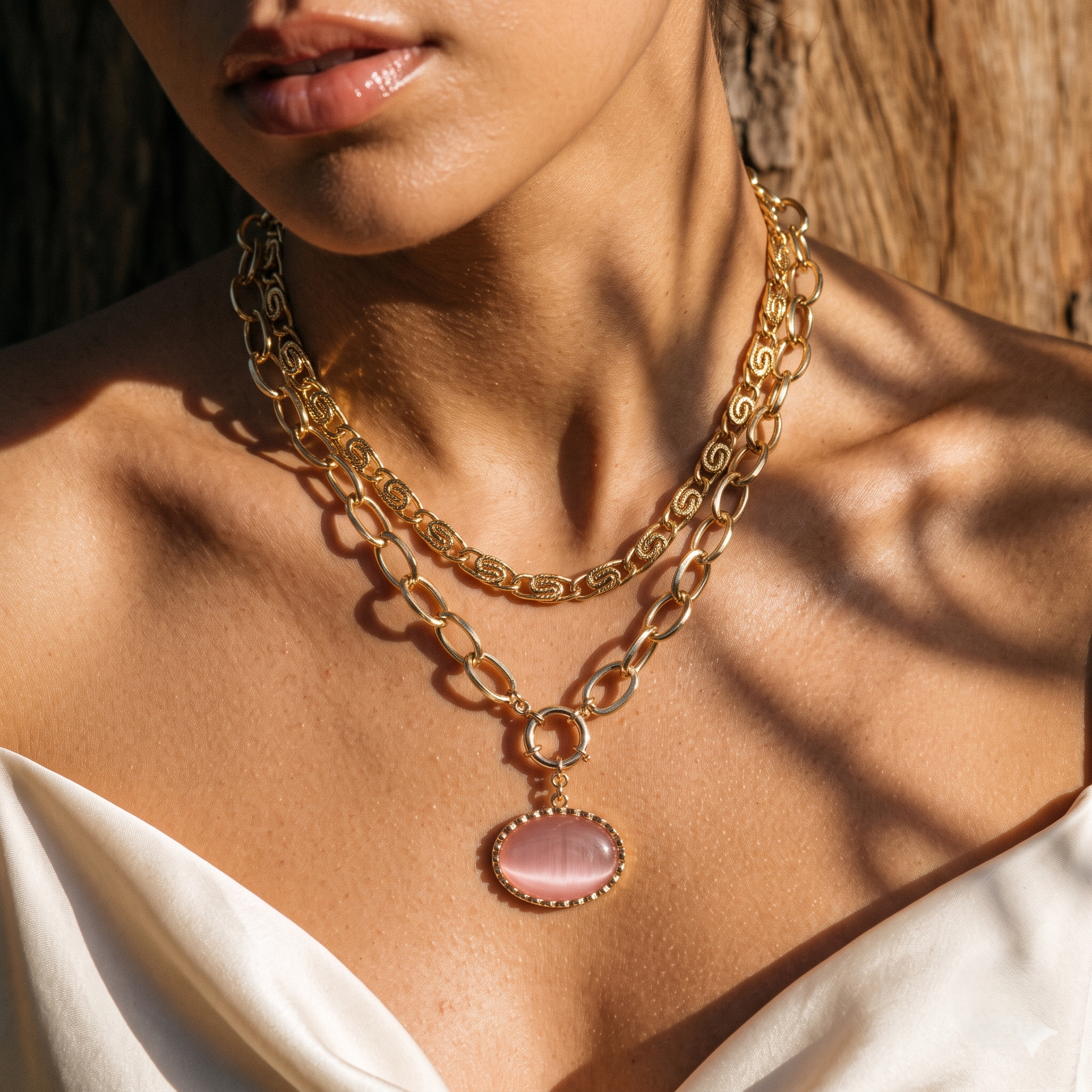Collier deux rangs à maillons travaillés et pendentif ovale rose